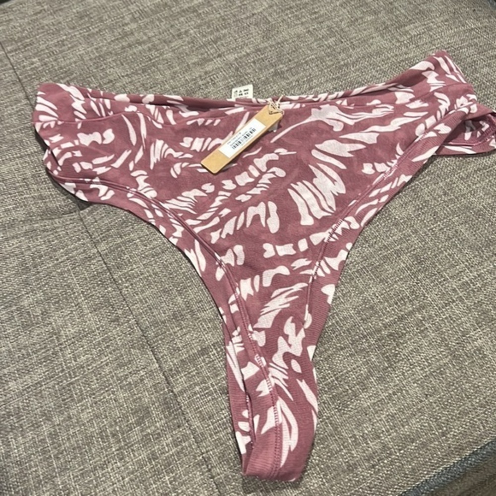 Skims Summer Mesh Dipped Thong - Picture 3 of 9